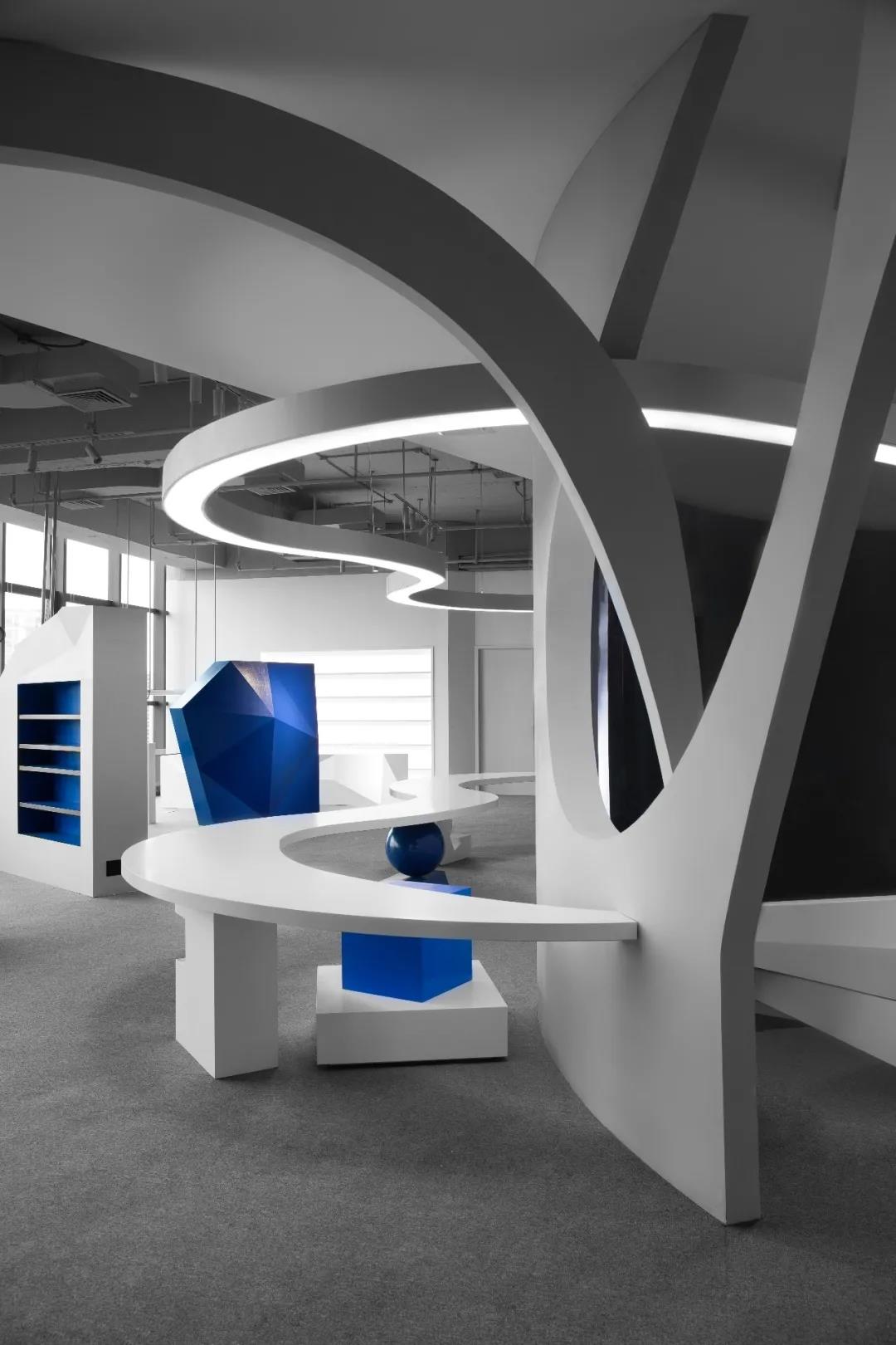 北极光遇见冰川未来感交互空间