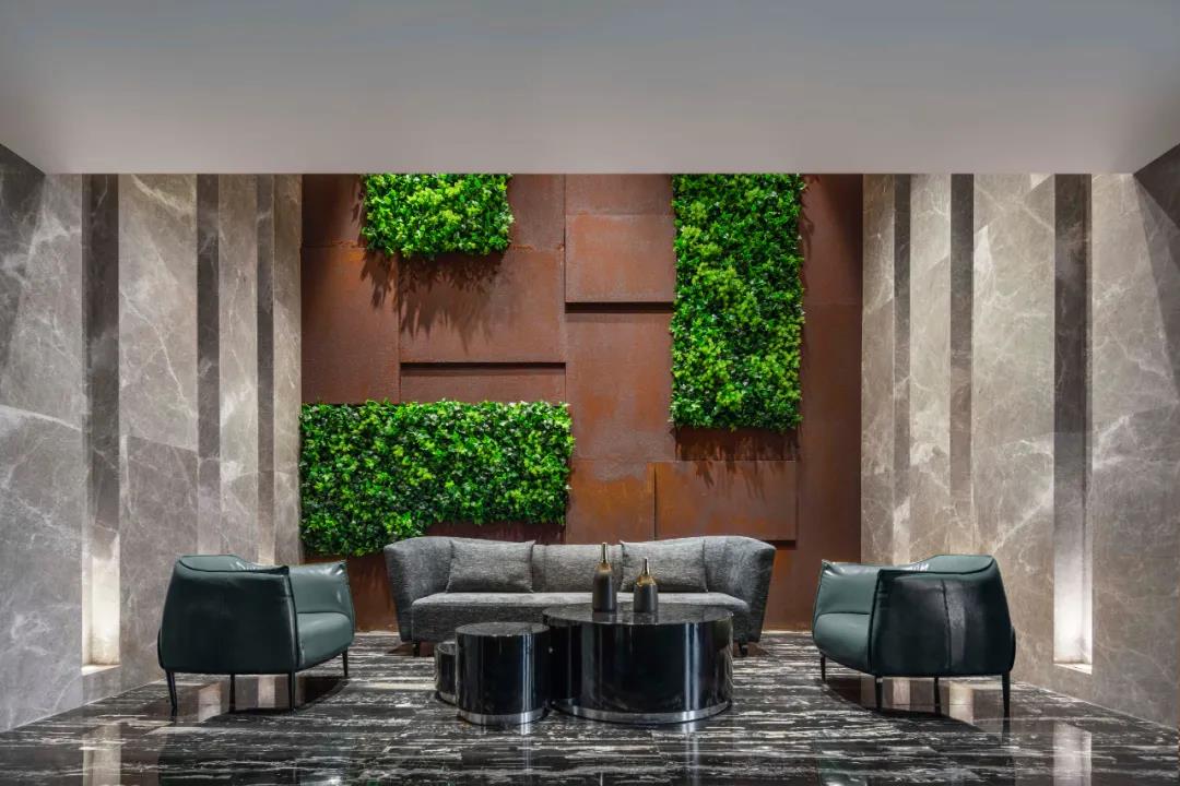 休息区墙面的与公司形象墙的设计手法一致,以复古锈蚀金属和绿植墙