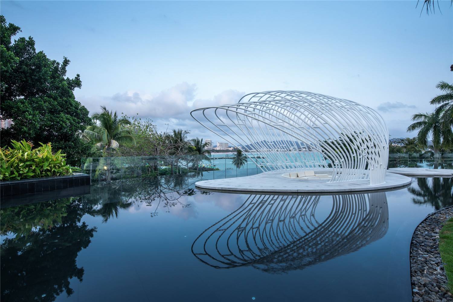 景观设计上以分析海边的风,光环境为基础,为了把视线引向海面,设计在