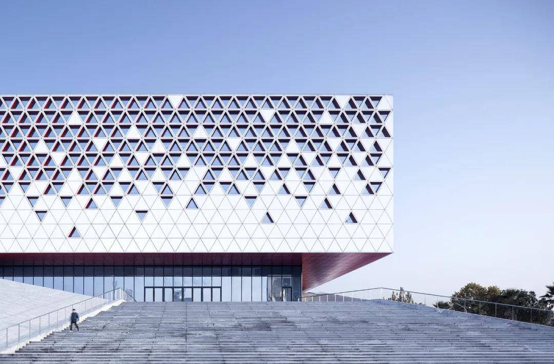 建筑的本土情感丨广厦学院文体中心体育馆