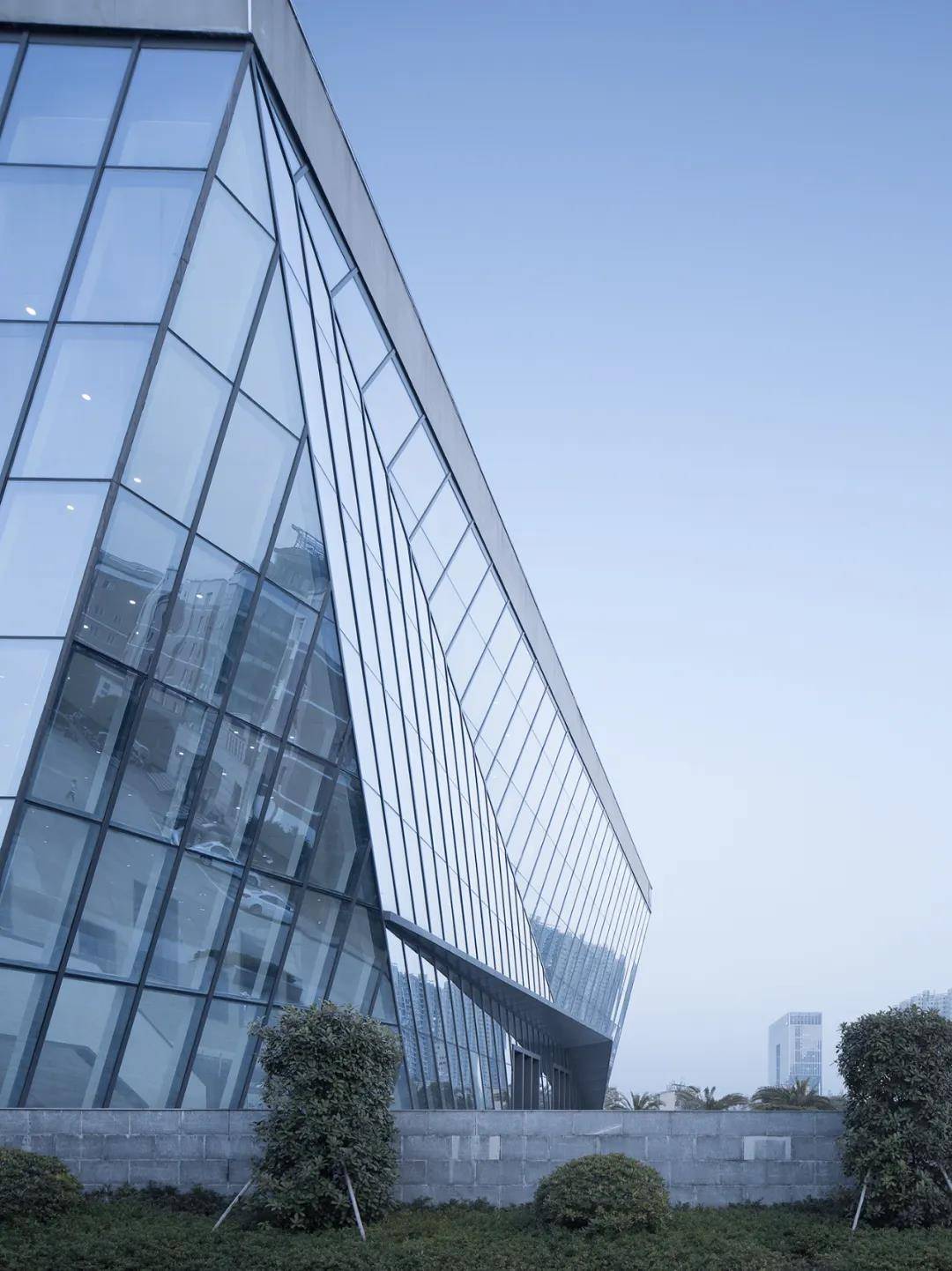 建筑的本土情感丨广厦学院文体中心体育馆