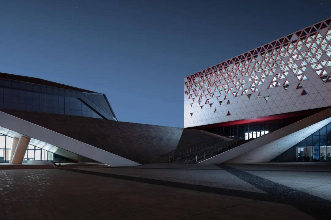 建筑的本土情感丨广厦学院文体中心体育馆