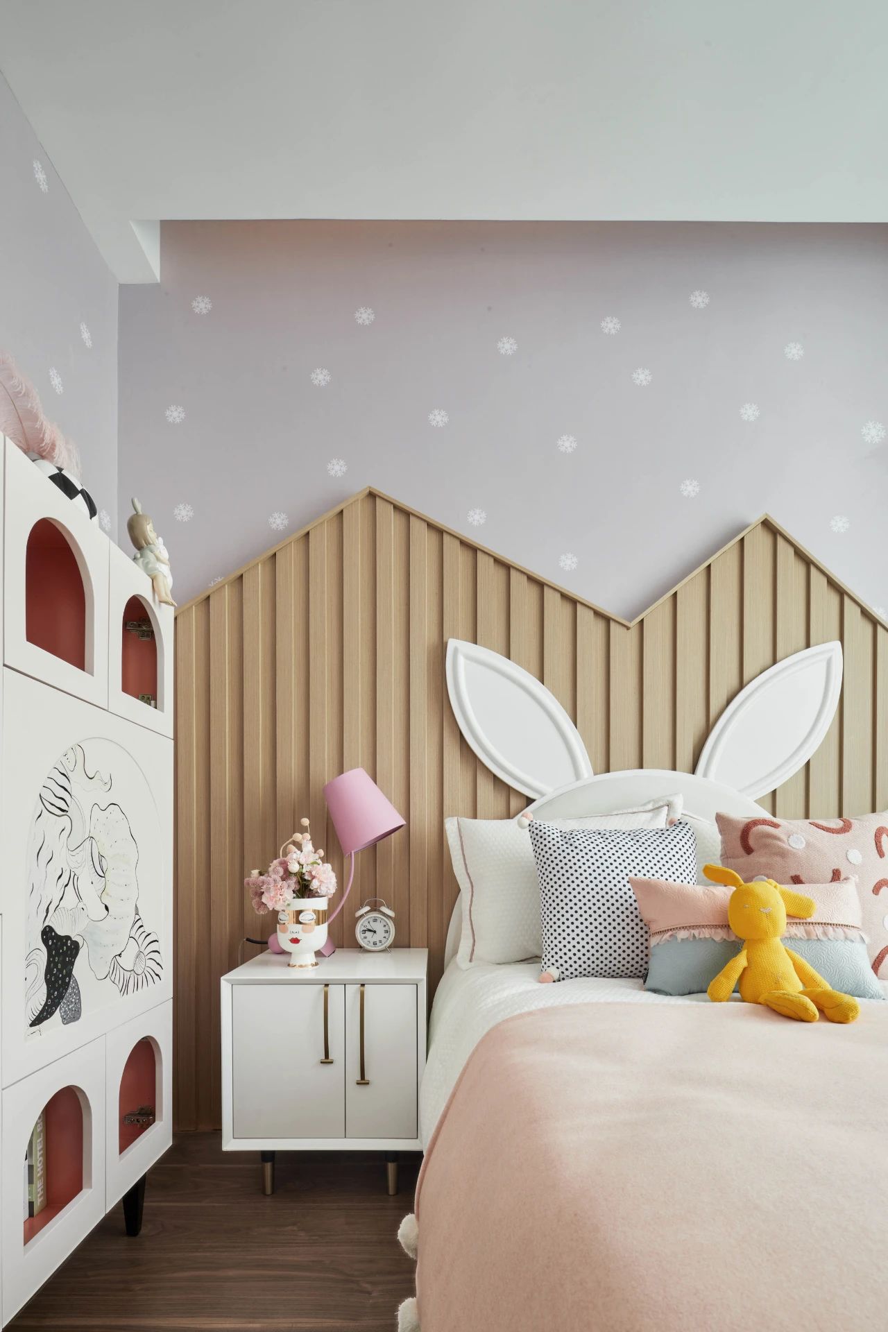 是本案的难点,将内饰与色彩合理的匹配,以线条置换出想要的设计内核